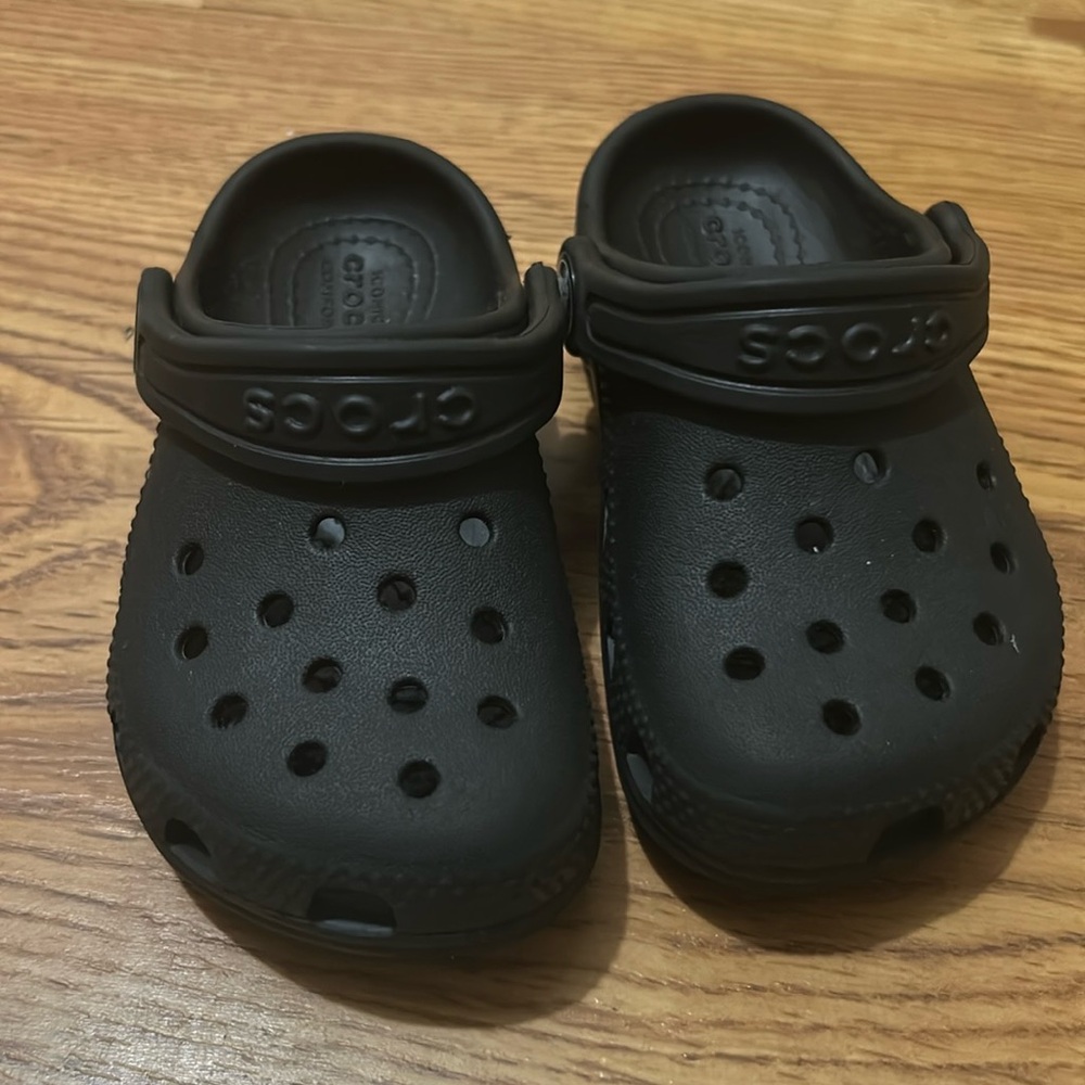 Tot Crocs🖤